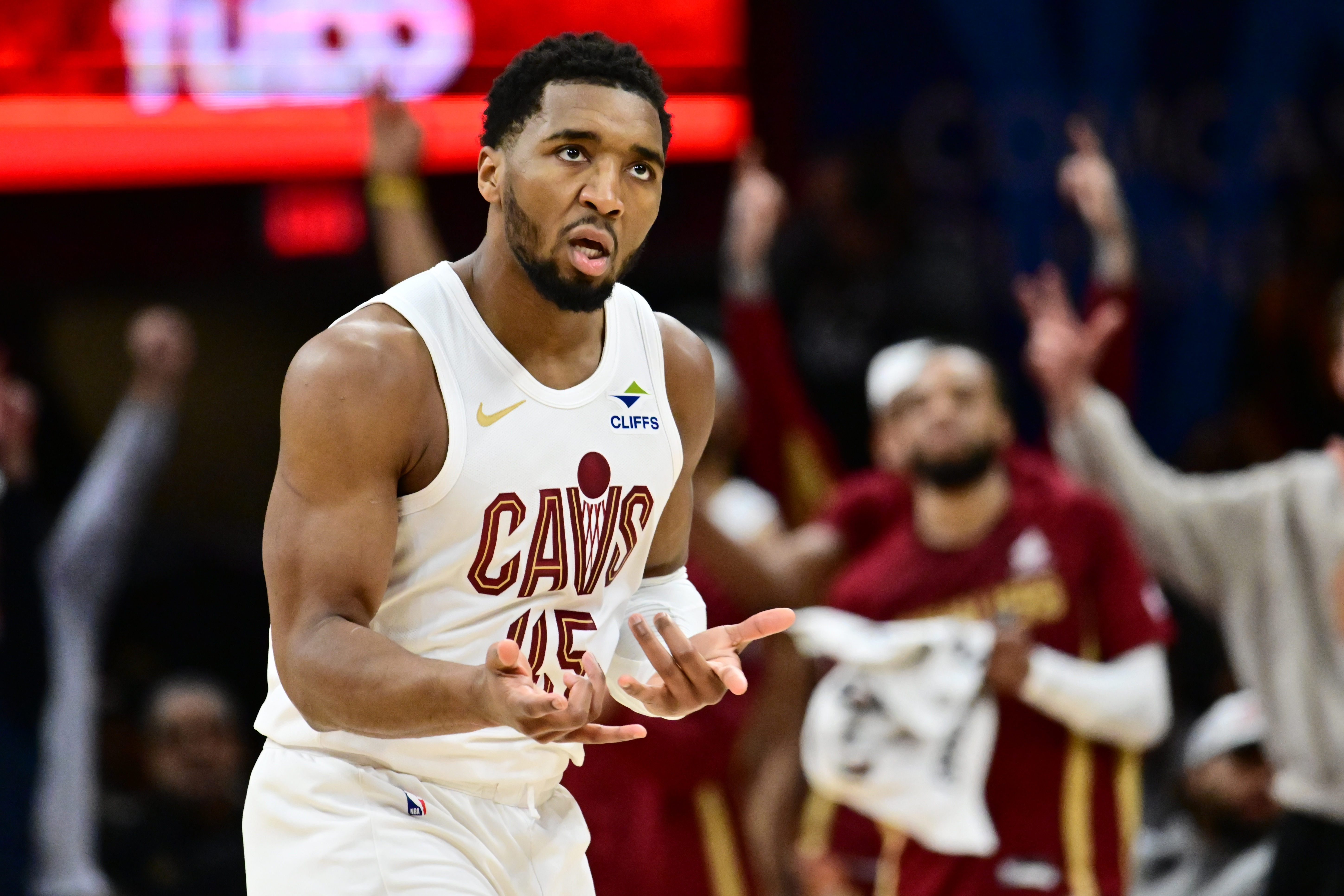 新球体育下载-米切尔15次单节20+独享历史第7!前7三位13号秀科比&布克&米切尔